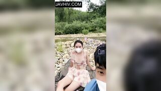 đôi bạn trẻ rủ nhau ra bờ suốt đ!t cho mát