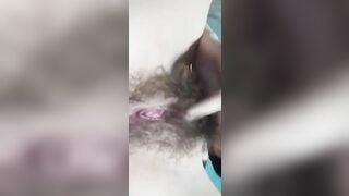 Bé học sinh và sở thích nghịch cái lồn rậm lông trong phòng bị anh trai phát hiện