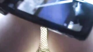 Fan cuồng cố gắng quay quần lót idol Nhật Bản