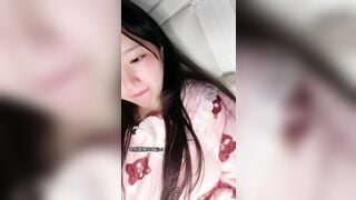 E học sinh trung quốc lồn nhiều nước lén thủ dâm khi bố mẹ ngủ