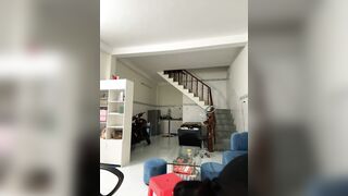 Cô chủ tiệm tóc Sing 2001 móc lồn bắn nước ướt hết sàn trc khi cắt tóc cho khách