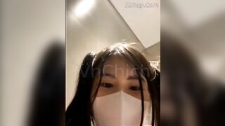 Gái xinh public thủ dâm show vú trong quán ăn bị chủ quán phát hiện đuổi ra ngoài