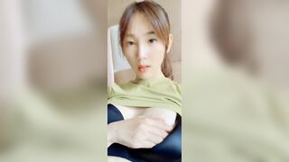 bé học sinh show vú thủ dâm trong phòng bị e trai quay lén