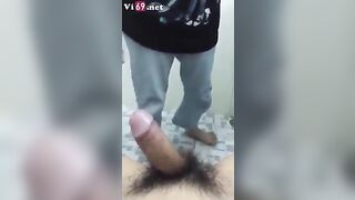 Em bắt cởi quần cho em vọc vòn hỏi chất gì màu trắng chảy ra ở chim anh