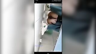 Quay lén e học sinh đi đái bị e liếc mắt phát hiện gào ầm lên và cái kết