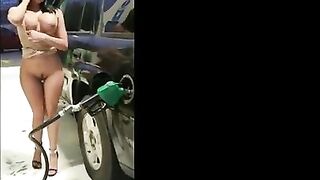 Show hàng cho mọi người ở trạm xăng