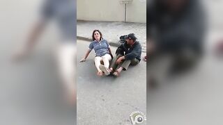Người phụ nữ say rượu show lồn giữa đường phố