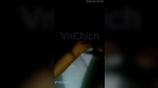 Lén địt con bạn thân lồn thâm khi nó ngủ, đang đút chim vào thì e nó dậy