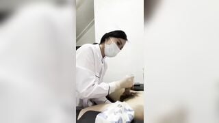 Bác sĩ lấy tinh trùng giúp bệnh nhân