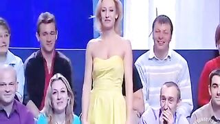 Cô gái bị tụt váy trên sóng truyền hình