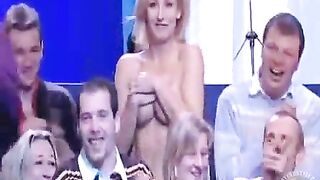 Cô gái bị tụt váy trên sóng truyền hình
