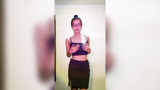 Teen loli xinh xắn thủ dâm