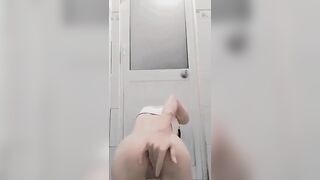 Em gái còn mang áo lá mà kiu gì nghe đấy