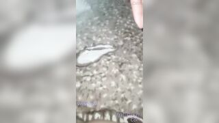 Con e ruột nằm hở cả lồn thế này nên lén địt luôn, Đang địt thì mẹ gank