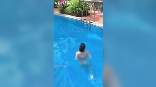 Độc lạ VN, e gái nhờ bác bán vé số sờ lồn quay video thủ dâm nơi công cộng
