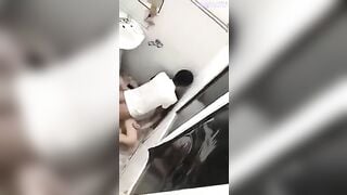 Quay lén, E gái uống say bị hiếp dâm r bỏ xó trong WC hiện côn an đang điều tra