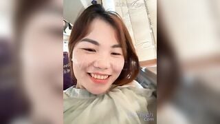 Em gái xinh thủ dâm bắn nước trên xe giường nằm