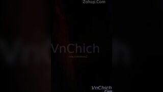 Em gái xinh thủ dâm bắn nước trên xe giường nằm