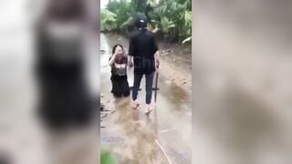 Việt Nam, Mấy e cấp Two đánh nhau lột đồ ngày mưa ở giữa đường
