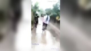 Việt Nam, Mấy e cấp Two đánh nhau lột đồ ngày mưa ở giữa đường