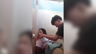 2 e học sinh trốn vào wc địt nhau