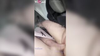 Đang lái xe mà con vợ vạch quần ra bú sướng quá suýt tai nạn nên pk tấp vào lề