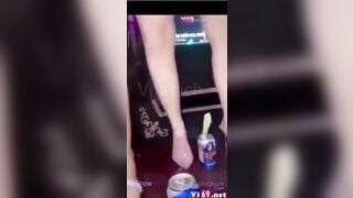Mấy a gái ở quán bar nhận tiền tip bằng lồn r đái vào cốc cho khách siêu dâm
