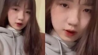 Đang nứng lồn thì bạn thân đến chơi