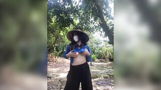 E gái đái bậy sau vườn xong cởi quần thủ dâm bắn nước tung toé bị phát hiện