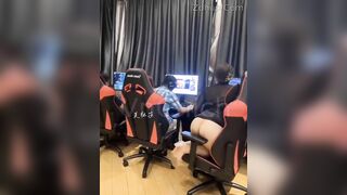 Đang ở net mà nứng lồn e gái cởi đồ địt nhau vs chủ quán sờ bóp thoải mái