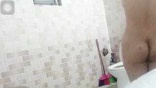 Bà chị tắm