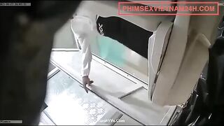 Quay lén cô đồng nghiệp đi đái ở công ty
