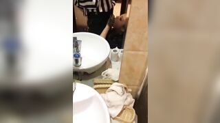 Lôi chị dâu vô nhà vệ sinh bắt bú cu thoả mãn