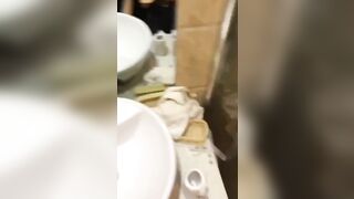 Lôi chị dâu vô nhà vệ sinh bắt bú cu thoả mãn