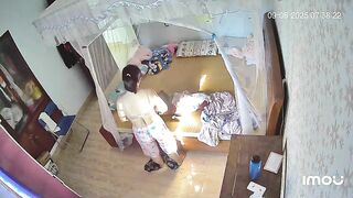 Quay lén chị dâu thay đồ