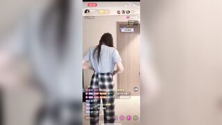 Video ae đg tìm đây, E gái Trung trả kèo lộ vú trên tiktok đang mẫu hot