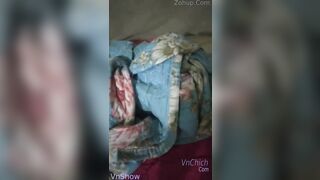 Qua nhà con bạn thân mà nó chúm chăn móc nên kéo chăn ra địt luôn