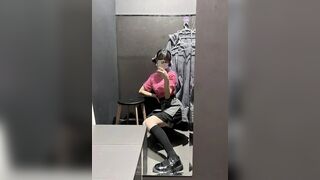 nhỏ phục vụ tiệm bánh (3)