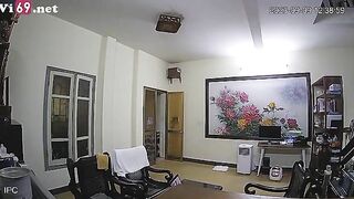 Em hàng kính  cận xóm nude