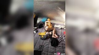 Em sinh viên hàng xóm ngủ không thèm mặc đồ còn để cửa mở