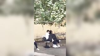 Học sinh cấp 2 móc cho nhau ngay sân trường