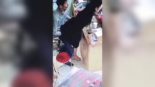 HACK CAMERA Nhân viên shop cùng với ông chủ doggy