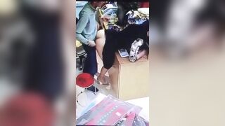 HACK CAMERA Nhân viên shop cùng với ông chủ doggy