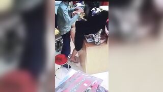 HACK CAMERA Nhân viên shop cùng với ông chủ doggy