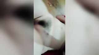 Chị gái ở nhà nứng lồn quá trốn vào nhà tắm thủ dâm sướng lồn quá chảy nước luôn