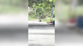 2 bé học sinh tan trường liền ra bãi đất trống địt nhau.link lột đồ free ở dưới