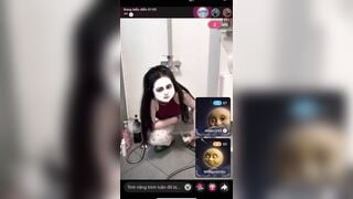 Em gái trả kèo xịt nước vào bướm