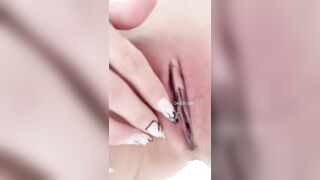 Lồn Em Dí Sát Điện Thoại Để Các Anh Liếm Cho Em Bớt Nứng
