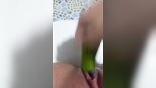 bé gái thủ dâm trong nhà tắm (2)