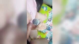 Cô vợ hát karaoke kiểu gì tận 2 cây mic